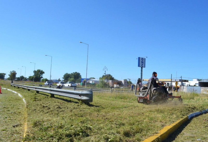 El Municipio cort el pasto en rotondas de la ruta 226